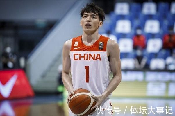 胡明轩|30分败给加拿大!杜锋爱将对比,胡明轩轰下24分,吴前8中1拿4分