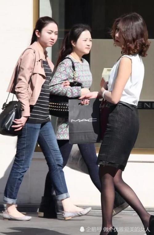 难看|都说苗条身材的女人穿黑丝袜特别美,但你见过连衣短裙配黑丝袜吗,真难看