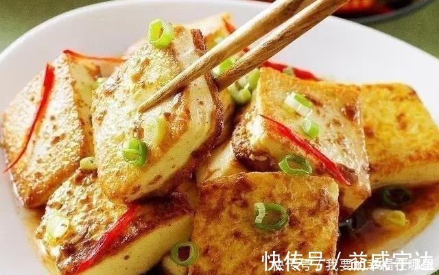 过年做煎豆腐，直接下油锅就错了！多加一步，豆腐不破皮不粘锅