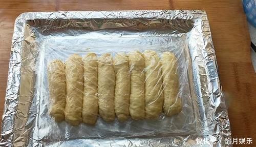 教你做懒人版面包,不用揉面,更不用揉膜,面包柔软拉丝又好吃