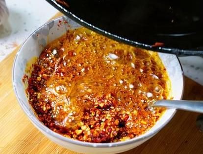 制作辣椒油，直接泼油是大错！多做一步，辣椒油又香又辣，特好吃