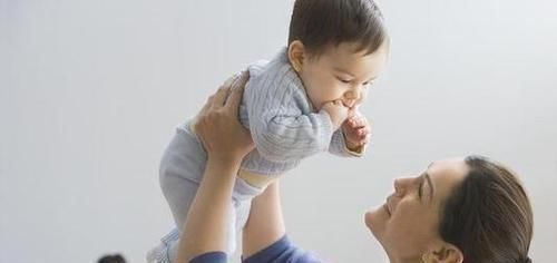 宝宝的这5种行为，看似“讨厌”其实代表对妈妈的爱，别盲目拒绝