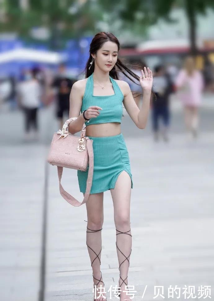有型|怎样穿出吸睛又养眼的效果？短款上衣配半身裙就行，时尚又有型