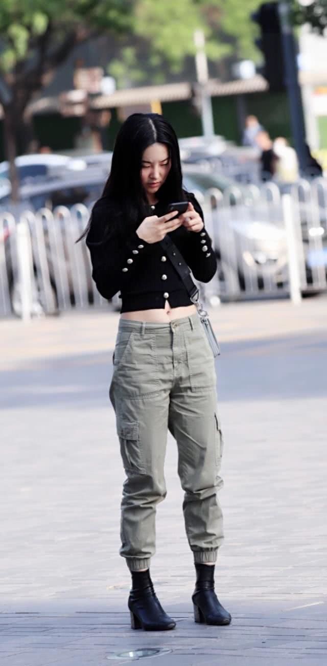 街拍:小姐姐的长相甜美,穿搭端庄,个性十足