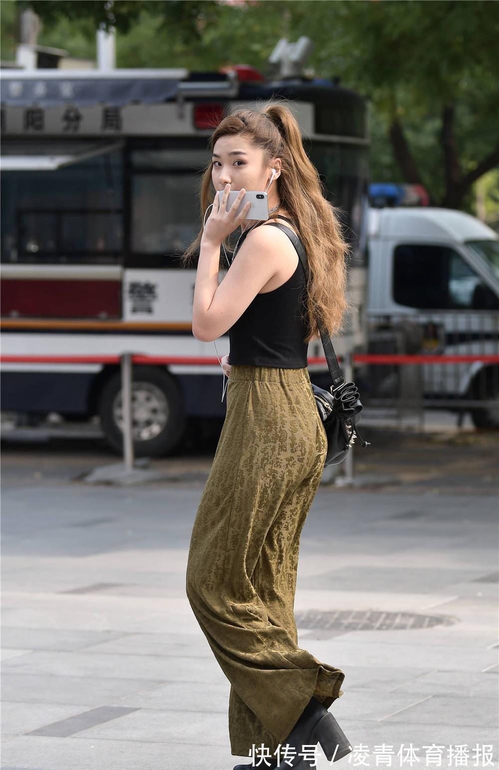 身材 宽松的长裤,搭配修身无袖背心,时尚姑娘穿出简约感