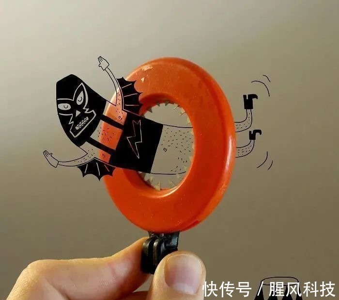 插画#拥有“魔法”的插画家,用几笔涂鸦,将沉闷的照片变得趣味十足