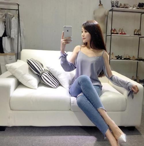 小姐姐紧身牛仔裤，迷人身材清新又时尚，一道靓丽的风景线