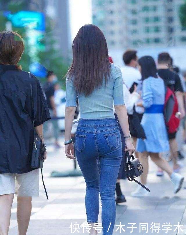 搭配|绿色休闲上衣搭配蓝色牛仔打底裤，美女一枚，不会出错的