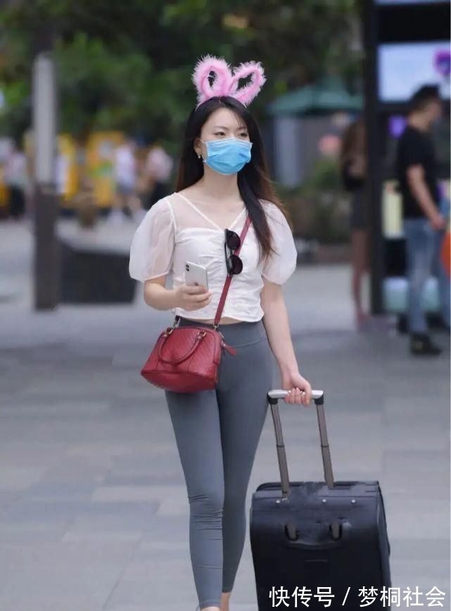 小白鞋 腿粗千万别逞强,过分“依赖”运动裤,结果只会得不偿失