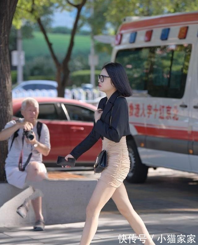 搭配 黑色上衣与粉色包臀裙搭配非常创新,美女却没有正面看!