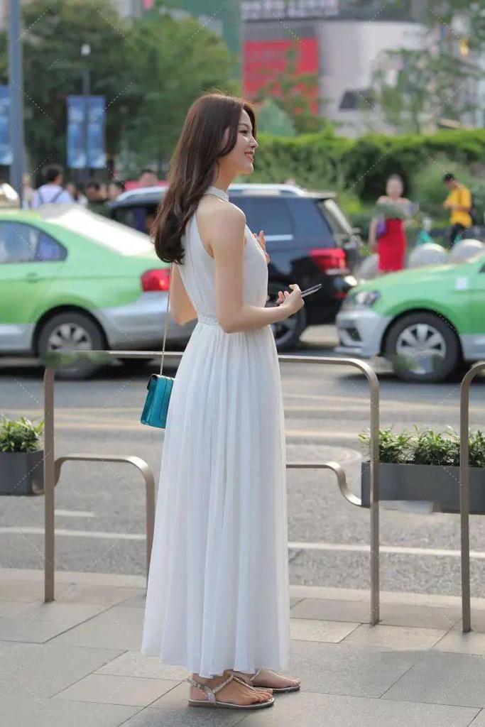 白色飘逸时尚设计连衣裙，展现优雅温柔气质