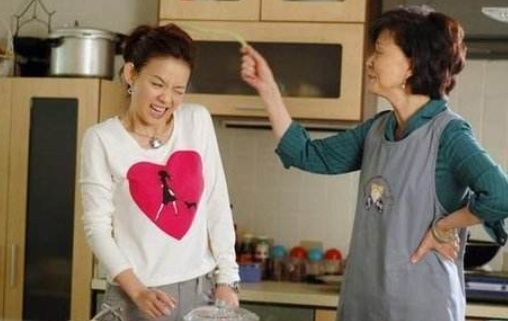 为什么姥姥成了带娃主力军,并非奶奶不管不顾,而是压根没选择权