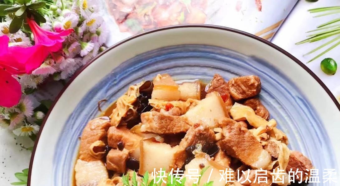 红烧肉|家常木耳腐竹红烧肉,用老卤汁一起炖煮,味道鲜美下饭,真解馋