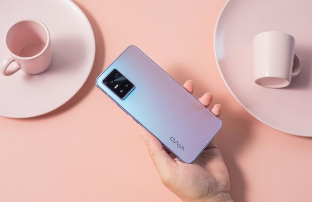 s10|渐变色手机后盖落伍了？vivo S10 Pro带来了光致变色新视觉效果