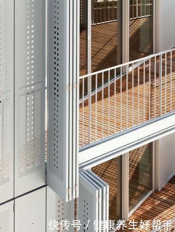 物业|打开是阳台,关上就是一面墙,外国小区整栋楼装隐形阳台太漂亮了!