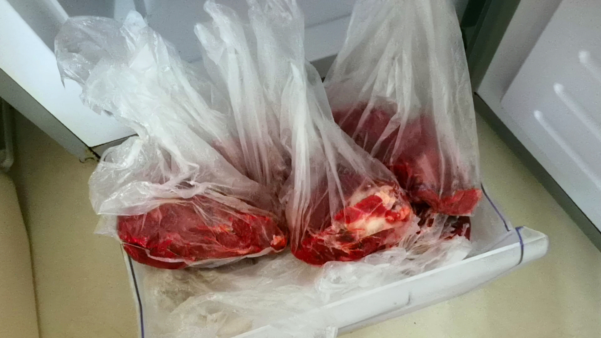 冰箱拿出的冻肉，可别只会用清水泡，教你1招，吃着和鲜肉一样香