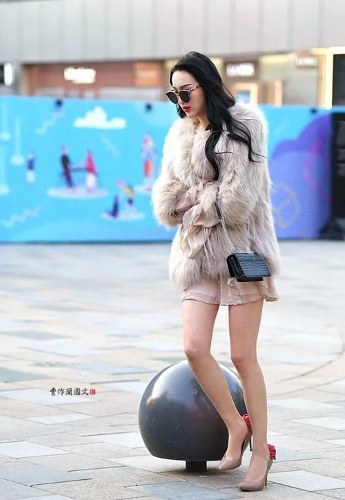 街拍：美女，用尖头细高跟添彩春装