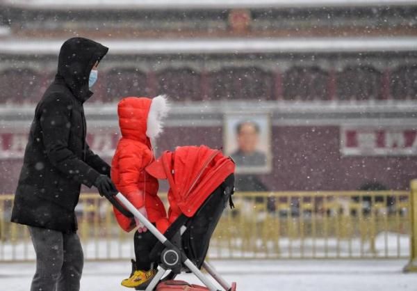 游玩|北京大雪降温 游客在天安门广场游玩