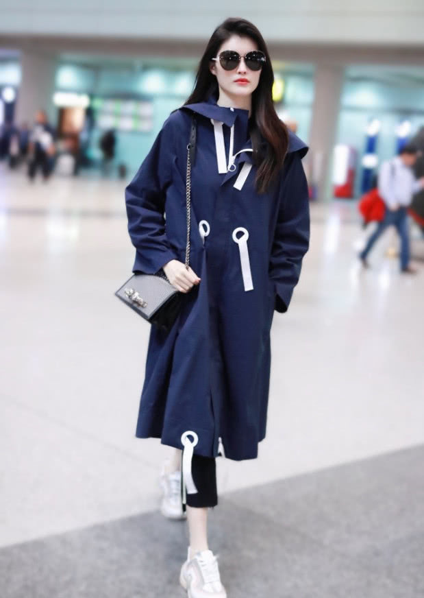 脚踩 牛仔外套已经过时了,现在流行的是“胖胖服”,至少显瘦10斤