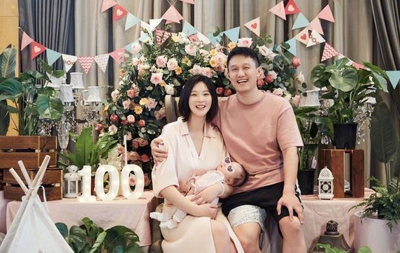 女排|疯狂撒狗粮!惠若琪抱孩子还不忘与老公热吻,结婚3年半依旧恩爱