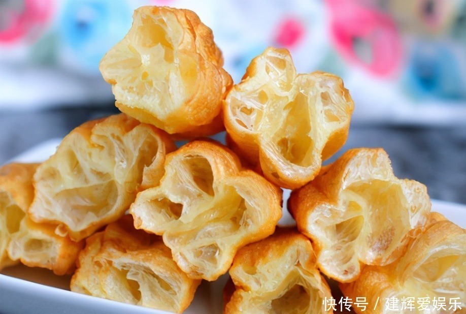 炸油条|家常炸油条,不放泡发粉不用牛奶,教你1招,油条蓬松酥脆还鼓泡