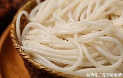 造假|七种造假食物,图五像在吃塑料,网友全部都吃过,我没救了