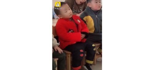 幼儿园|“瞌睡”宝宝火了！幼儿园上课狂打瞌睡，网友：像我开大会的样子