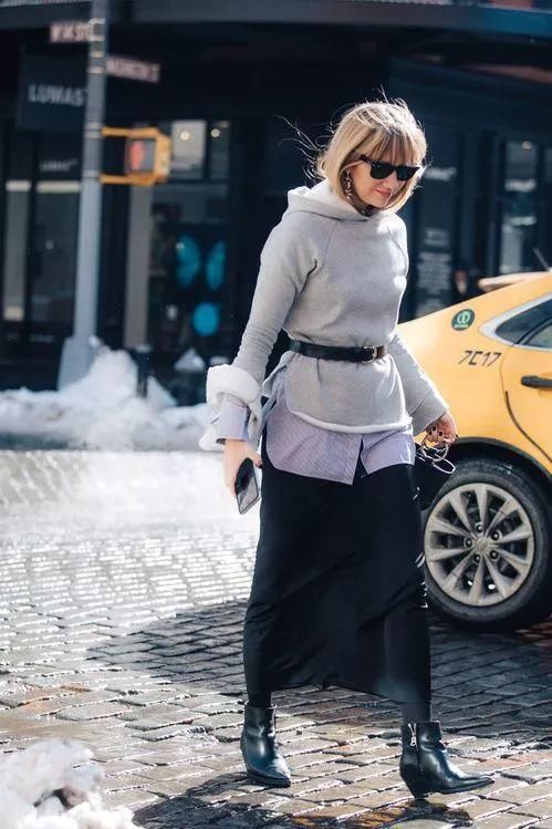 “卫衣+衬衫”才是2021年春天最火混搭,时髦减龄又显气质