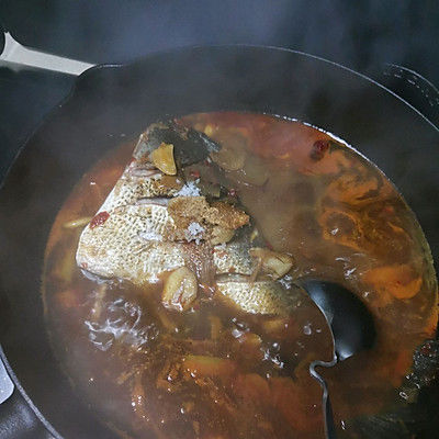 十三香|铁锅炖鱼贴饼子