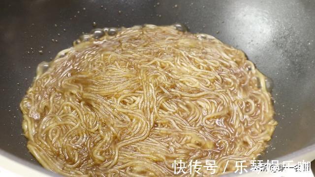 食用油|这个素锅贴我家一周吃三次，口感鲜香又酥脆，调好面糊才是关键