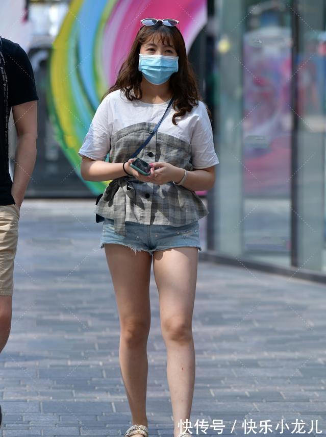 重叠感 灰色格子上衣与珍珠牛仔裤搭配，时尚可爱，低调日常