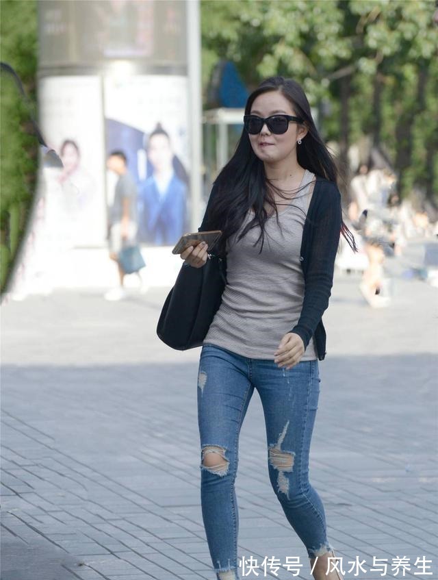 紧身牛仔 微胖身材的姑娘,穿出时尚感,选择紧身牛仔,搭配高跟鞋更显气质!