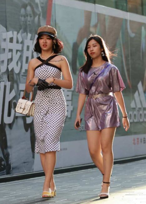 紫色|街拍:小姐姐穿紫色连衣裙十分时髦