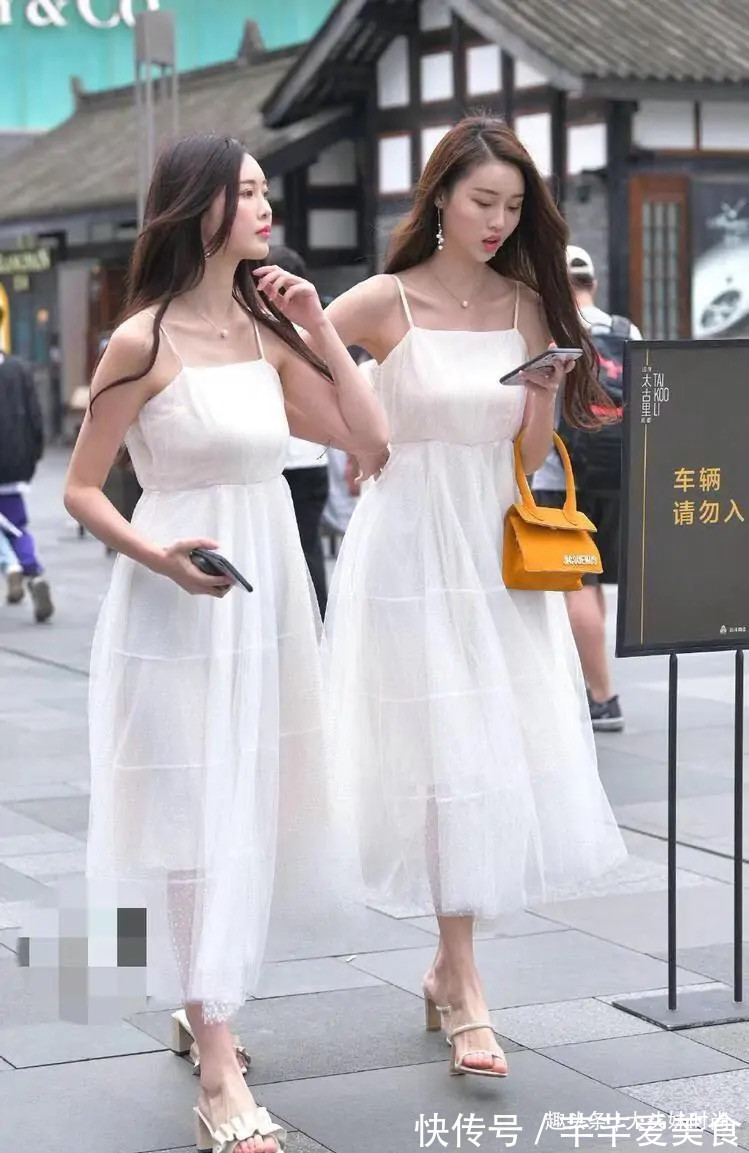 小姐姐|闺蜜装穿出一对姐妹花，白色薄纱连衣裙搭配高跟鞋，回头率极高