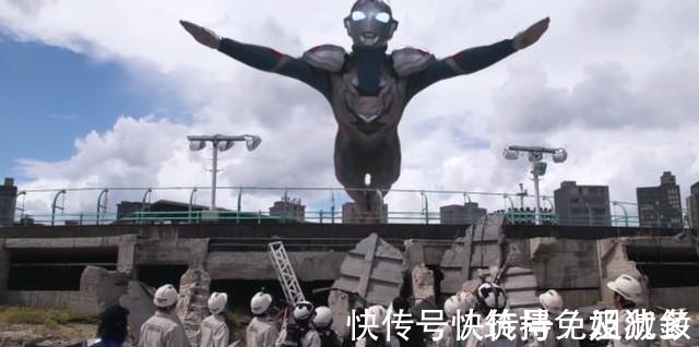 泽塔奥特曼|泽塔奥特曼摔下来的那一幕,为何能引发剧内和剧外观众的共鸣