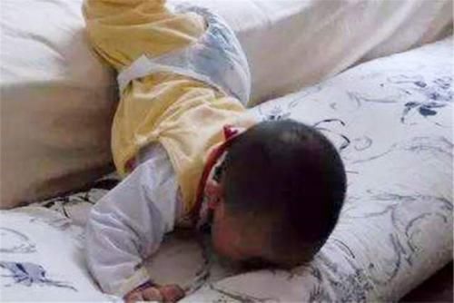 孩子|宝宝掉床后，聪明的家长决不立马抱起来，把握“黄金十秒”很关键
