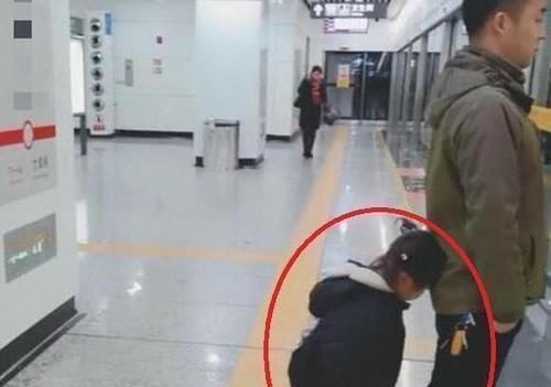 带娃|“爸爸带娃等地铁的站姿”火了,网友言传身教才是最好的教育