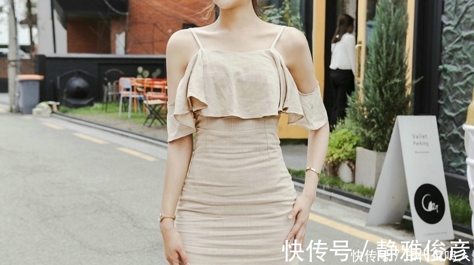 吊带裙|街拍:马尾小姐姐肉色吊带裙率性自在,美艳动人十分性感