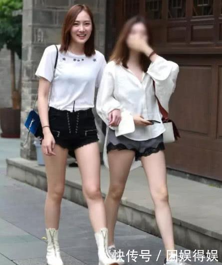 街拍一起逛街的闺蜜,光看腿就已经显得身材很好了