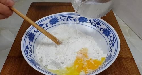 面团|麻花这做法太神奇了，锅里一炸，比油条薯条还香，新手一次就成功
