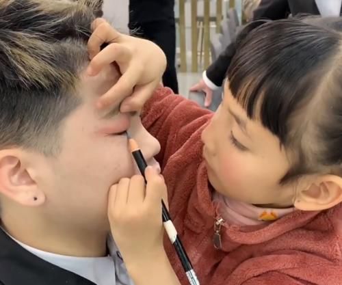 小女孩帮人化了款修颜妆容后，最后让人刮目相看，网友：长大了不得