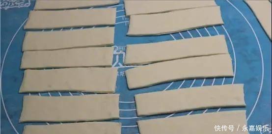 炸油条|炸油条用小苏打、食用碱全错！油条店老板教你正确做法，金黄酥脆