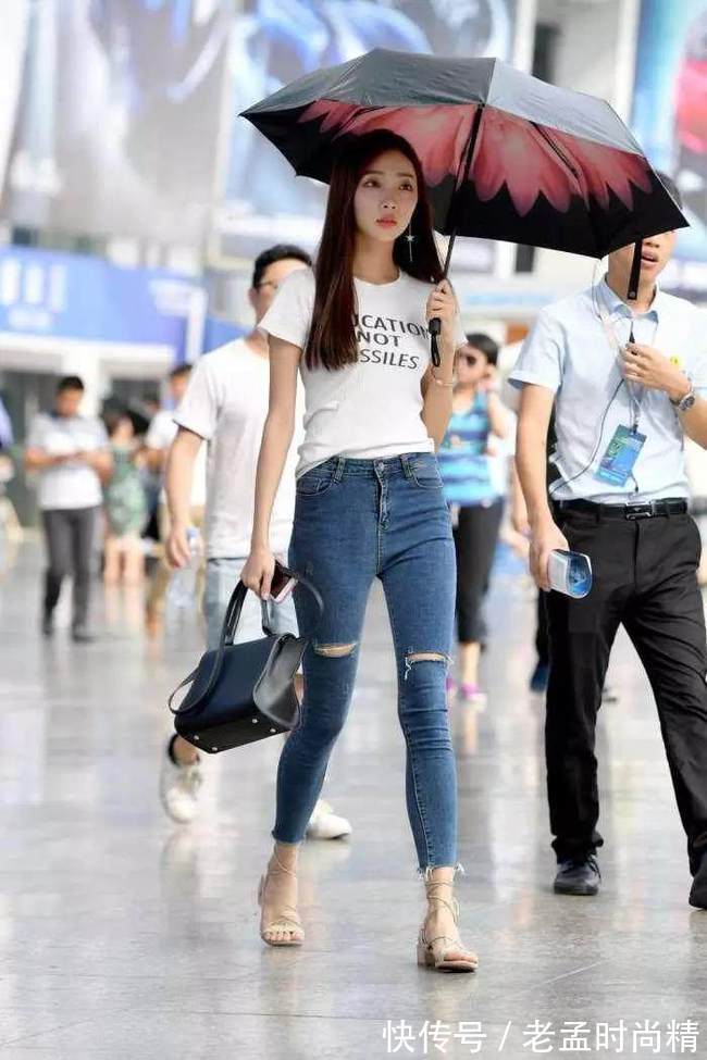 鸭舌帽|气质小姐姐破洞牛仔裤搭配紧身T恤,蓝色鸭舌帽洋气范儿十足