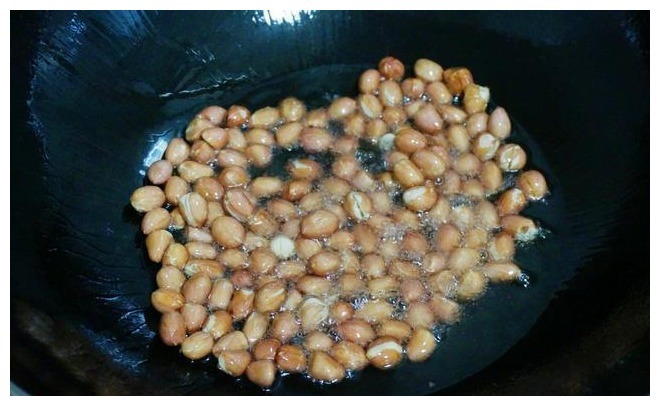 炸花生米时,有人热油、有人凉油全不对!教你正确做法,太香了