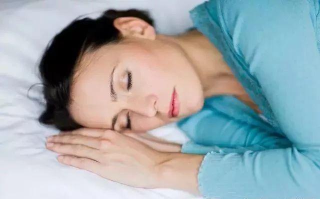 雌激素|女性绝经前，身体会“通知”你！若在49岁左右显露，真替你高兴