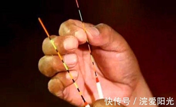 冬季钓鱼,钓组这样搭配更灵敏,不影响信号传递,可以大小兼顾!