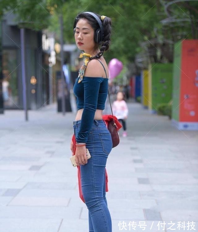 丝绒 短款蓝色丝绒一字肩上衣,高贵典雅,气质十足