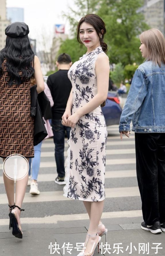 美女穿“白瓷器”旗袍,脚下“T”字高跟鞋略显寒碜