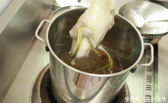 盐水鸭非常简单,重要用90度水焯,白米醋除腥,香辛料仅用八角、麻椒