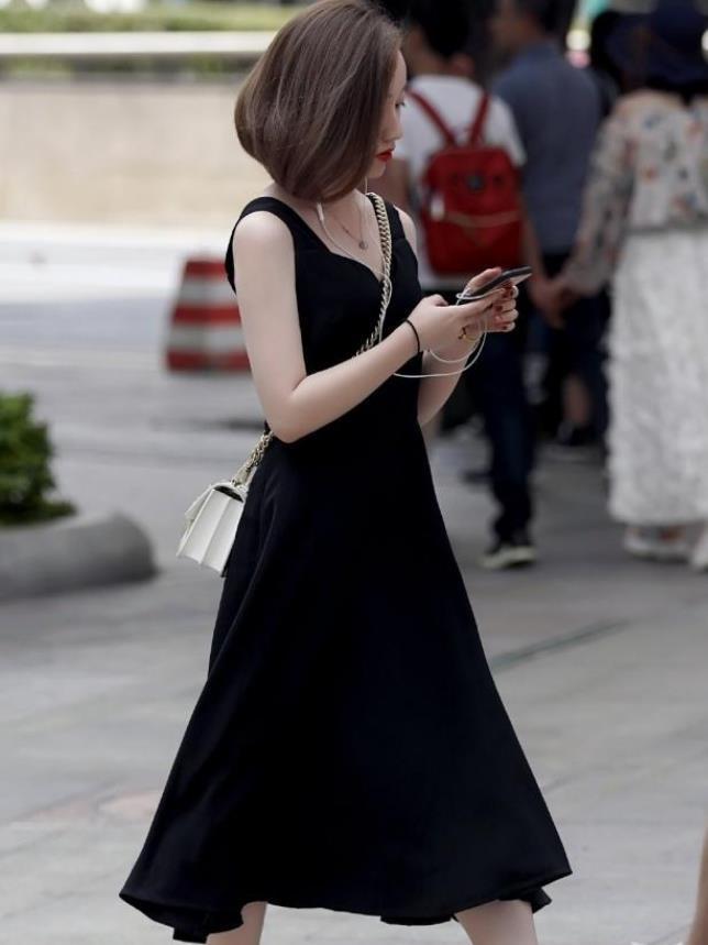 印花连衣裙 气质靓丽的美女,针织衫搭配黄色皮裙,清新减龄又显甜美